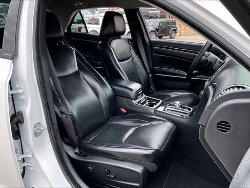 Used 2023 Chrysler 300 Touring L w/ Comfort Group RWD image 9
