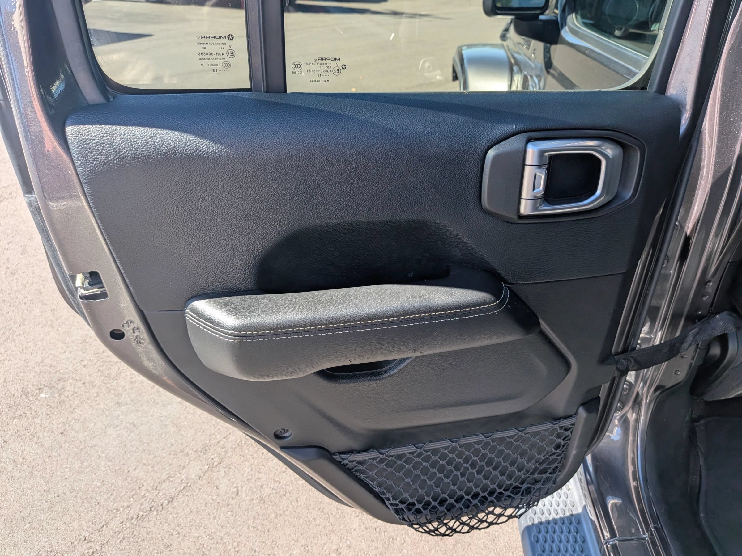 Used 2018 Jeep Wrangler Unlimited Sahara AWD/4WD image 31