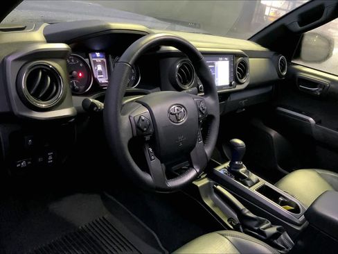 Used 2022 Toyota Tacoma TRD Sport w/ TRD Premium Sport Package image 17