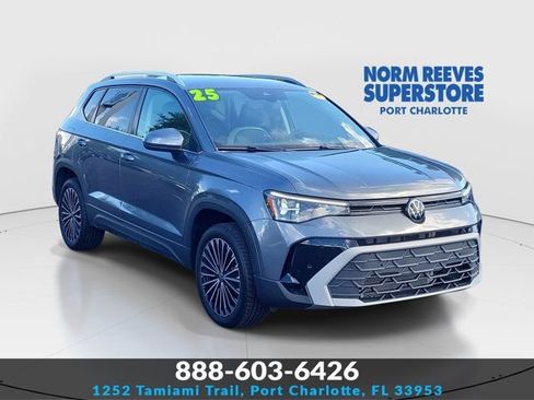 Certified 2025 Volkswagen Taos SE FWD image 1