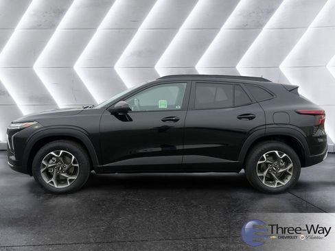 Certified 2024 Chevrolet Trax LT w/ LT Convenience Package image 2