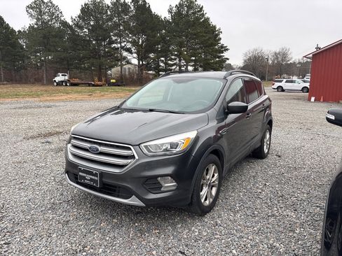 Used 2017 Ford Escape SE w/ Equipment Group 201A image 3