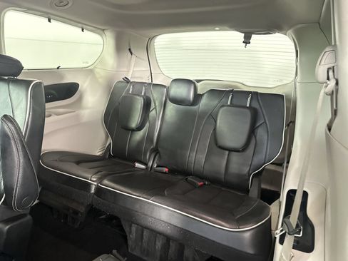 Used 2022 Chrysler Pacifica Limited FWD image 22