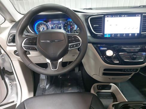 Used 2024 Chrysler Pacifica Touring-L image 16