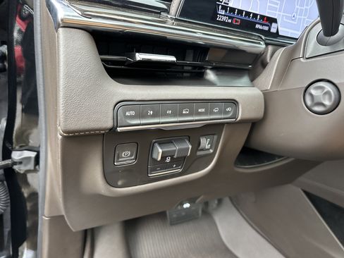 Used 2022 Cadillac Escalade Premium Luxury image 16