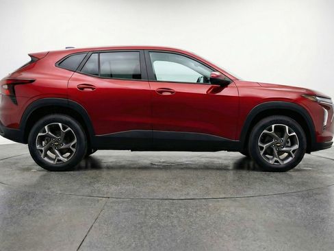 Used 2025 Chevrolet Trax LT FWD image 11