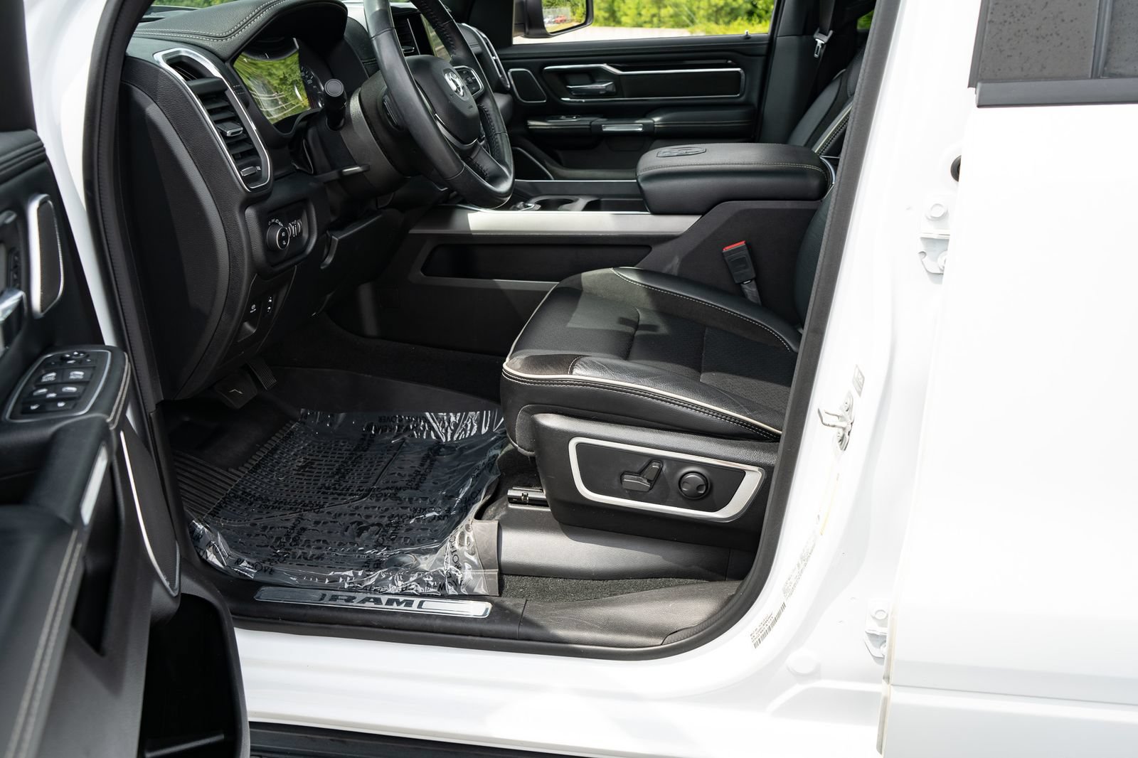 Used 2022 RAM 1500 Laramie AWD/4WD image 17