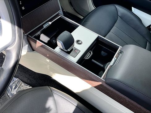 Used 2024 Land Rover Range Rover SE image 16