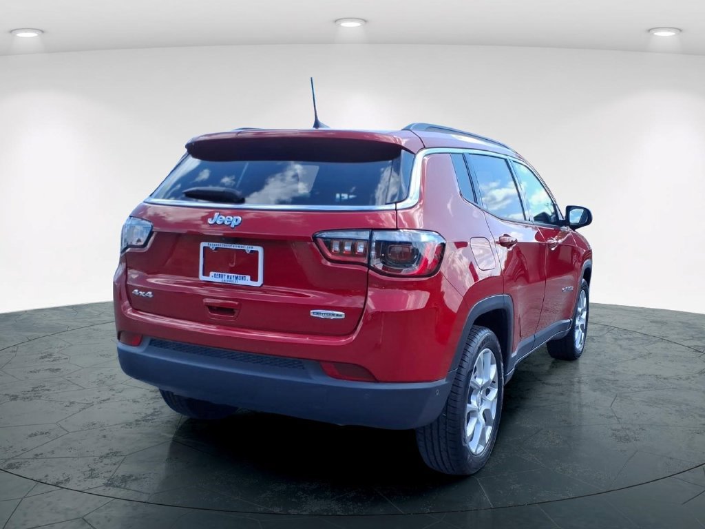Used 2024 Jeep Compass Latitude AWD/4WD image 5