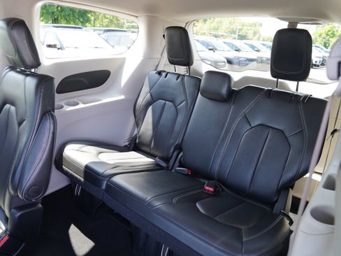 Used 2024 Chrysler Pacifica Touring-L FWD image 6