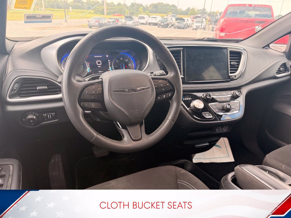 Used 2024 Chrysler Pacifica Touring FWD image 11