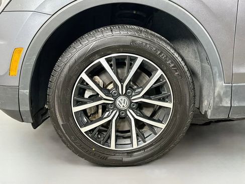 Used 2021 Volkswagen Tiguan SE w/ Panoramic Sunroof Package image 31