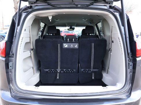 Used 2020 Chrysler Pacifica Touring-L w/ Tire & Wheel Group image 19