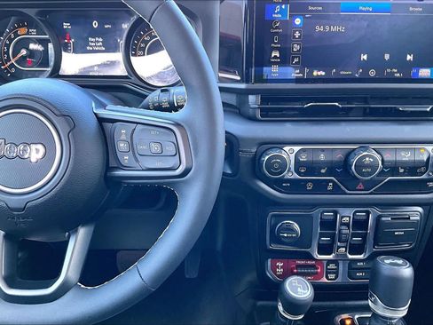 Used 2025 Jeep Wrangler Unlimited Rubicon w/ Convenience Group AWD/4WD image 25