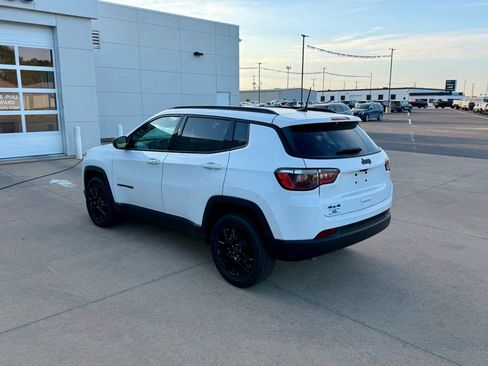 Used 2025 Jeep Compass Latitude w/ Convenience Group AWD/4WD image 6