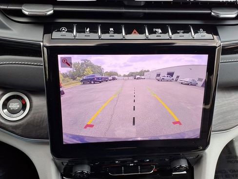 Used 2023 Jeep Grand Cherokee Overland RWD image 15