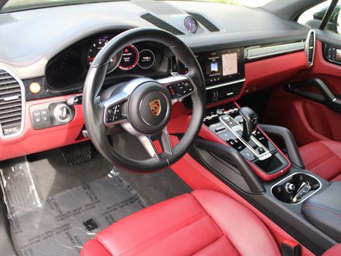 Certified 2023 Porsche Cayenne Platinum Edition image 4