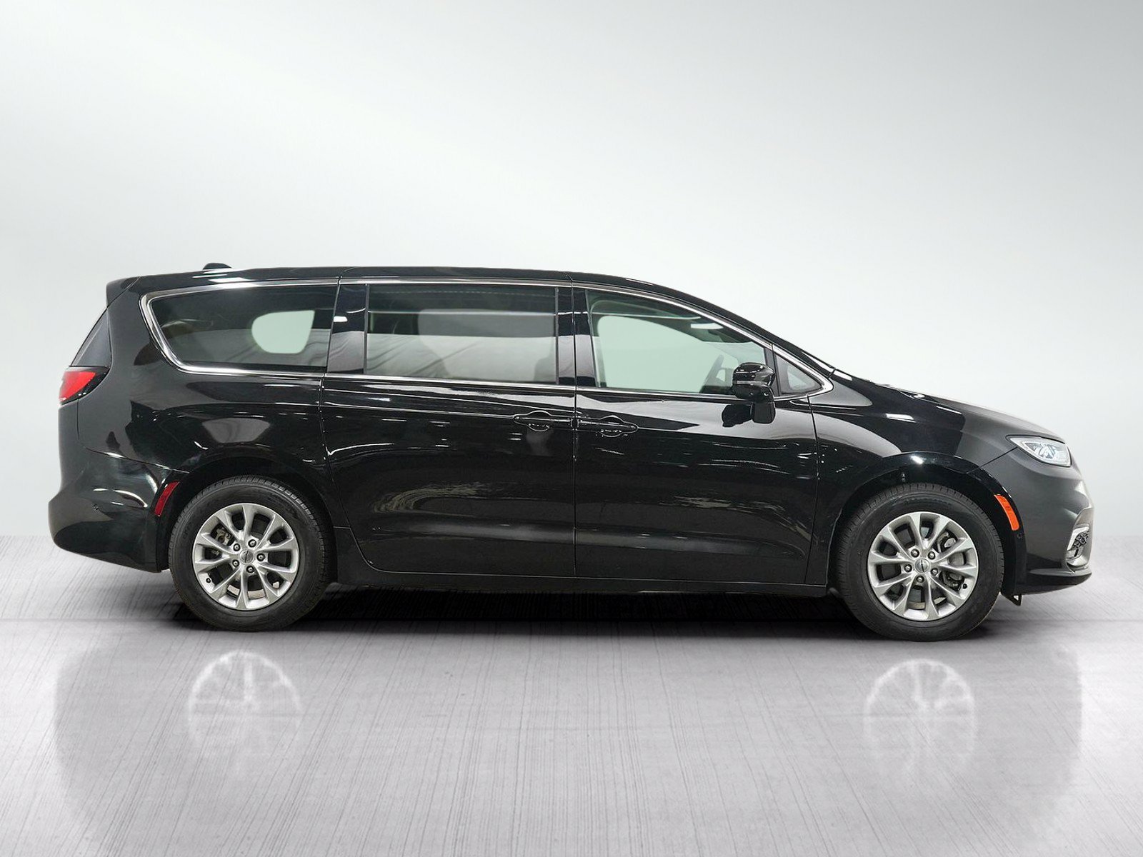 Used 2024 Chrysler Pacifica Touring-L AWD/4WD image 6
