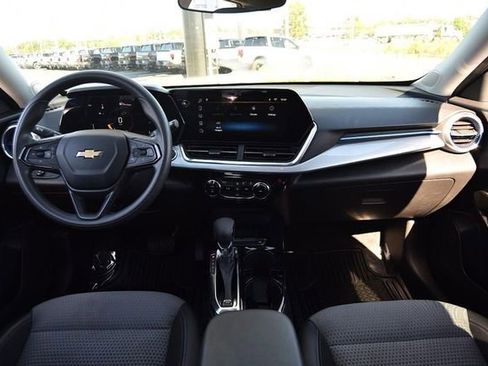 Used 2024 Chevrolet Trax LT image 7
