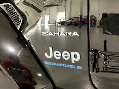Used 2023 Jeep Wrangler Sahara w/ Cold Weather Group AWD/4WD image 23