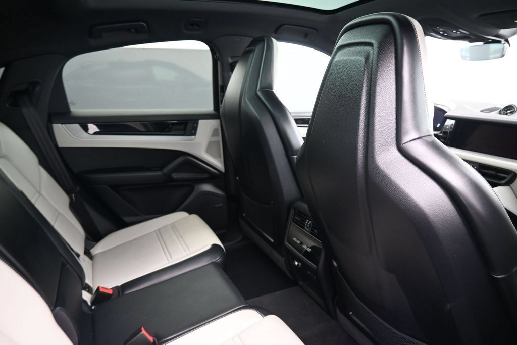 Certified 2026 Porsche Cayenne Coupe AWD/4WD image 7