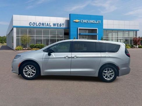 Used 2024 Chrysler Pacifica Touring-L FWD image 3