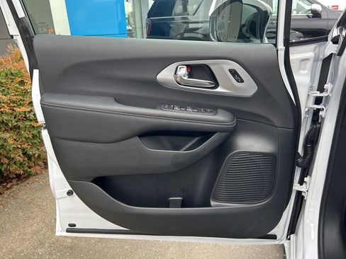 New 2026 Chrysler Pacifica Limited w/ S Appearance Package image 27