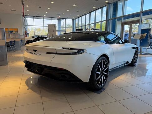 Used 2023 Aston Martin DB11 Coupe RWD image 6