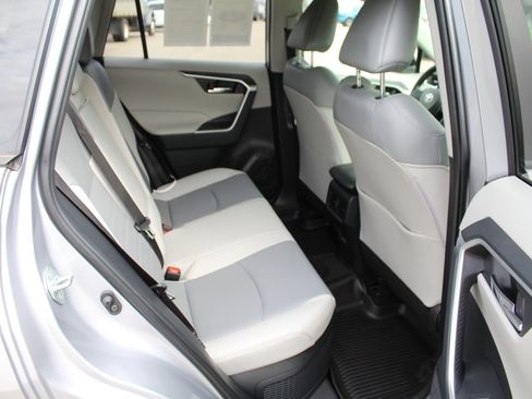 Used 2022 Toyota RAV4 XLE Premium image 12