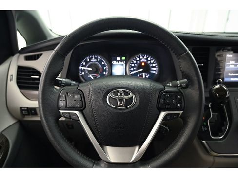 Used 2018 Toyota Sienna XLE image 12