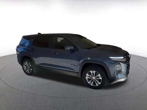 Used 2025 Chevrolet Equinox LT image 2