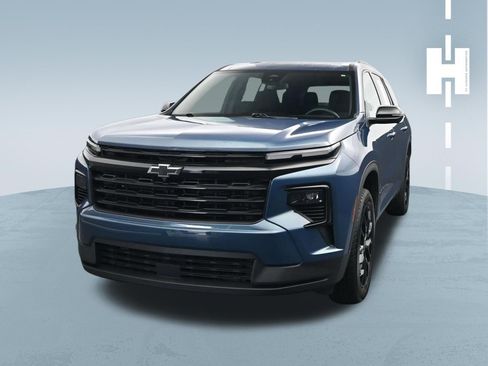Used 2024 Chevrolet Traverse LT w/ Midnight/Sport Edition FWD image 3