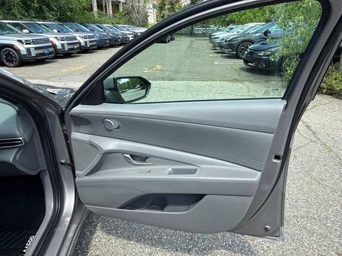 Used 2023 Hyundai Elantra SEL w/ Preferred Accessory Package FWD image 30