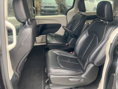 Used 2023 Chrysler Pacifica Touring-L FWD image 18