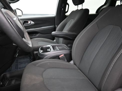 Used 2023 Chrysler Pacifica Touring FWD image 13