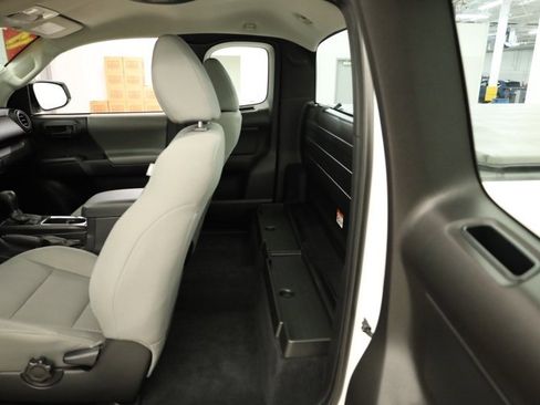 Used 2017 Toyota Tacoma SR image 30