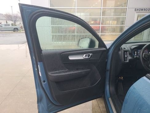 Used 2024 Volvo XC40 B5 Core image 17