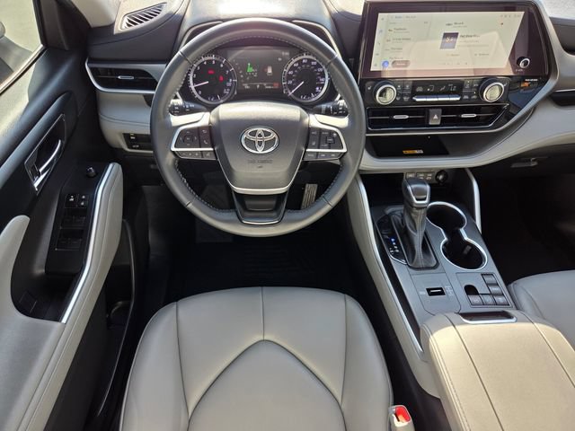Used 2024 Toyota Highlander XLE FWD image 13