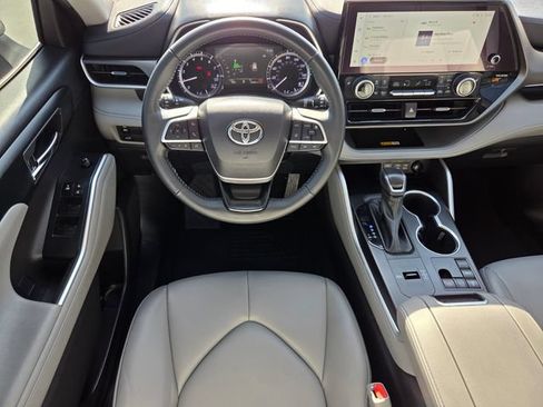 Used 2024 Toyota Highlander XLE FWD image 13