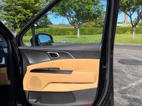 Used 2023 Kia Carnival LX FWD image 13
