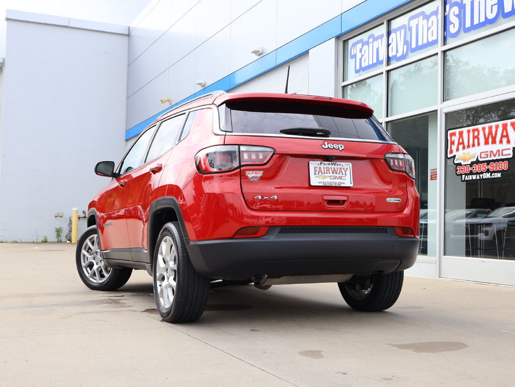 Used 2024 Jeep Compass Latitude w/ Sun and Sound Group AWD/4WD image 36