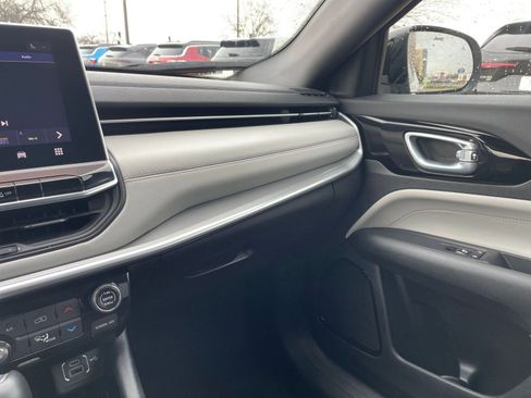 Used 2025 Jeep Compass Limited image 36