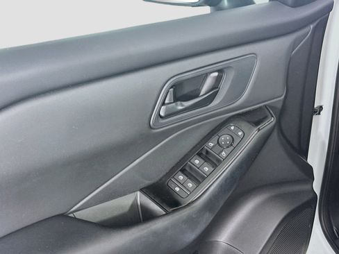 Used 2025 Nissan Rogue S FWD image 15
