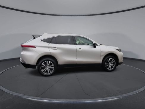 Used 2022 Toyota Venza LE image 9