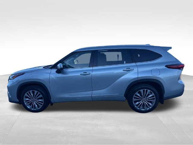 Used 2022 Toyota Highlander Platinum AWD/4WD image 2