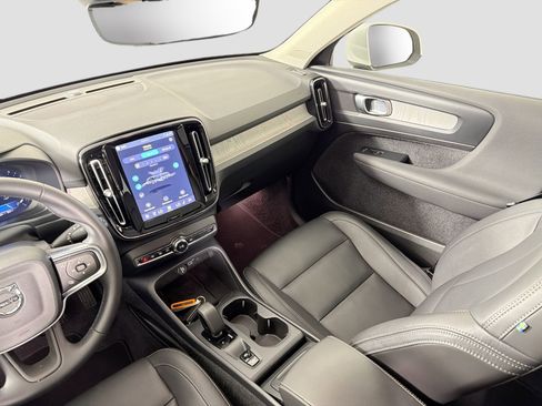Certified 2025 Volvo XC40 B5 Core image 24