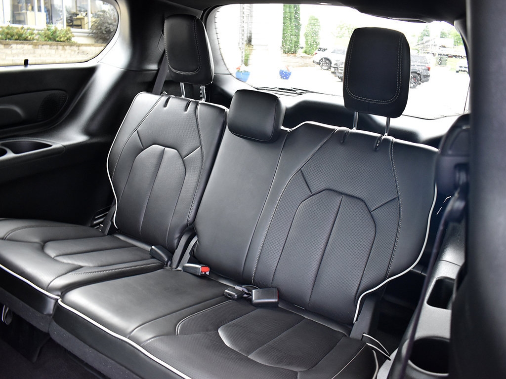 Used 2025 Chrysler Pacifica Limited FWD image 7