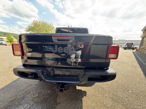 Used 2021 Jeep Gladiator Sport AWD/4WD image 9
