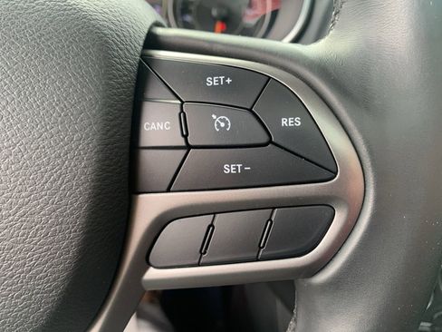 Used 2019 Jeep Cherokee Latitude Plus w/ Comfort/Convenience Group image 24