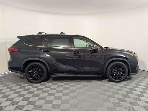 Used 2022 Toyota Highlander XLE FWD image 4
